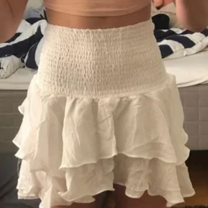 Vit jättefin kjol - (Lånad bild på första bilden) Detta är en superfin vit volangkjol från Shein! Den är väldigt fin att ha som bara kjol men går även att ha som topp, blir super gulligt:) Har du längre ben så kan denna kjol vara något kort men annars inga problem alls!