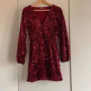 Röd paljettklänning storlek 36 - Superfin röd paljettklänning från Nelly i storlek 36. Endast använd en gång så superbra skick! Perfekt till jul eller nyår 😍🌞