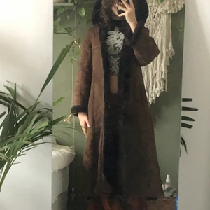 super mysig och snygg vinter jacka - Tyvärr måste jag sälja denna underbara vinter jackan pga att den kommer till för lite användning.. Jag köpte den här på plick förra vintern och den är så varm och mysig på vinter och passar till alla kläder. den är äkta läder och är i bra skick. liten slitning på ena ärmen men annars är den nästan i ny skick. stora fickor och mysig luva som är mjuk och fluffig. kan mötas upp i gbg eller posta.. står dock inte för postens slarv.