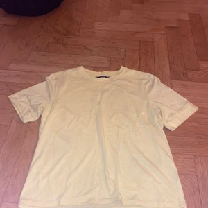 Gul t-shirt  - Använd en gång 