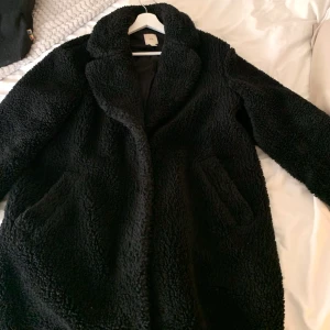 Teddykappa  - Teddykappa i storlek M, använt men bra skick och är supermysig ❤️‍🔥