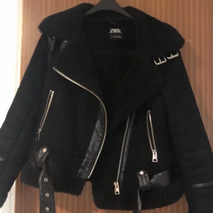Jacka  - Jättefin jacka men kommer ej till använding! Bilderna är väldigt orättvisa då den är Såååå mycket finare i verkligheten. Inte alls sliten. Skriv vid intresse (PRIS KAN DISKUTERAS!) köpt för 900 säljer för 600