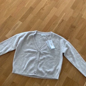 Tröja - Tröja från only, aldrig använd och prislappen finns kvar!