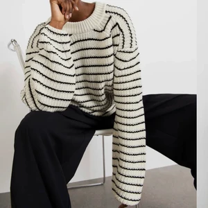 SLUTSÅLD Randig stickad tröja  - Randig stickad tröja från Gina. Använd en gång Pga fel storlek. Köparen står för frakt 