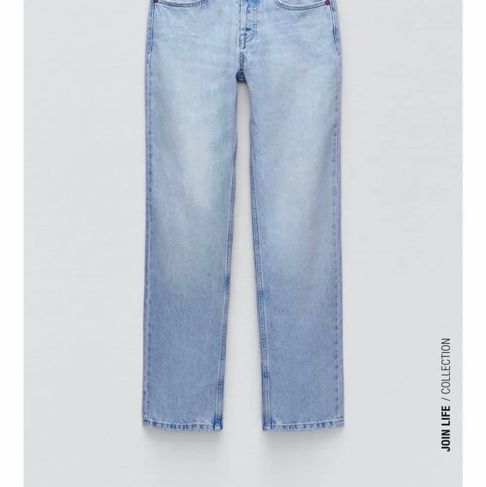 Ett par superfina ljusblå jeans från zara som är mid Rise men blir low rise om man tar i en större storlek ❤️ De är i storlek 36 och skulle vilja byta med några likadana i storlek 38 eftersom de i 36 är lite små för mig❤️ är 161 cm och de är långa på mig men lite tajta ❤️❤️ möts i Stockholm var som . Jeans & Byxor.
