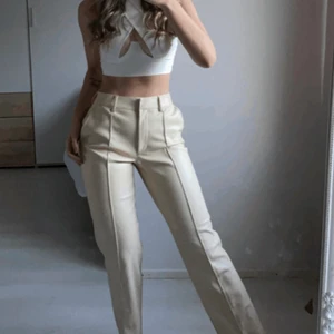 Beigea skinnbyxor - Storlek 34 men skulle säga att dom passar både 34 och 36