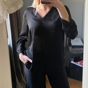 Svart blus - Svart blus från Gina i strl 38 (jag är vanligtvis 36 & den passar mig bra). Blusen har snörning i ärmarna! Använd fåtal gånger, väldigt bra skick! ☺️