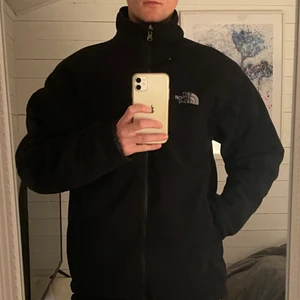 The North Face vinterjacka - Varm The North Face jacka som både kan användas som teddy jacka och vindjacka! Står ingen storlek på jacakn men skulle gissa på M på mig som är 179cm lång.                      Haft väldigt mycket nytta av denna! Inga skador eller missfärgning, mycket bra skick! 