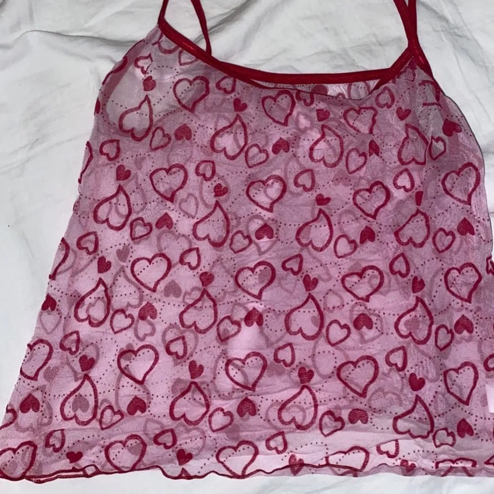 Säljer nu mitt favorit linne! I mesh material med rosa hjärtan! Älskar det men använder det inte längre tyvärr! Bra skick . Toppar.