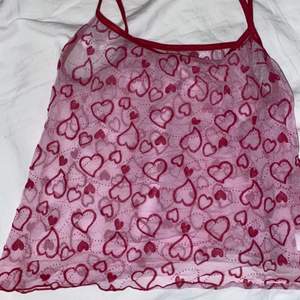 Säljer nu mitt favorit linne! I mesh material med rosa hjärtan! Älskar det men använder det inte längre tyvärr! Bra skick 