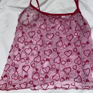 Säljer nu mitt favorit linne! I mesh material med rosa hjärtan! Älskar det men använder det inte längre tyvärr! Bra skick 