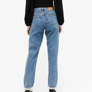 Jeans - Blåa jeans från monki i storlek 27 sitter väldigt bra i midjan och sitter lite pösigt i benen. Dom är high waisted och köpta för 400. Säljer nu för 100kr+frakt dom är i bra skick
