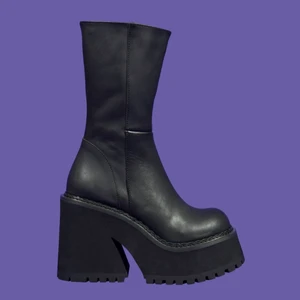 Unif parker boots - Säljer mina helt nya Unif parker boots pga fel storlek! Endast testade inomhus. Säljer för samma pris jag köpte dem för, köp här så slipper du betala sinnessjuk tull 😰😰 Skickas med originalbox 💕