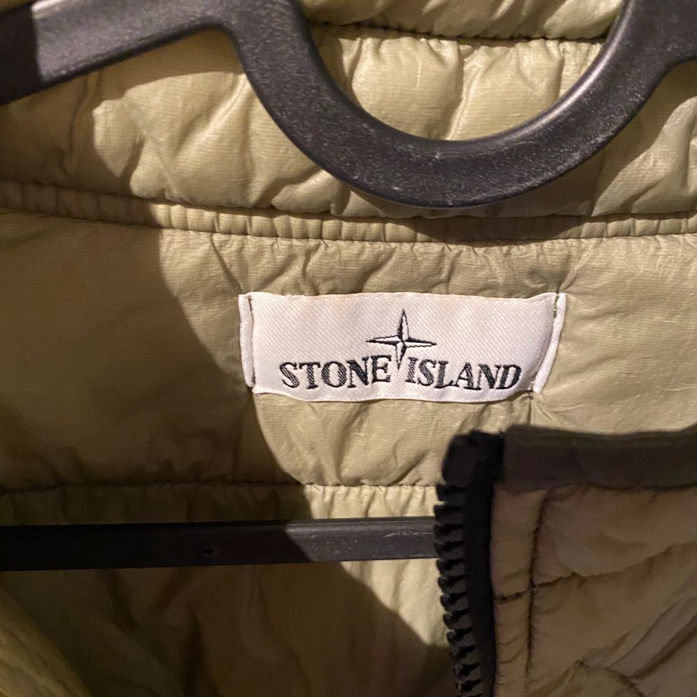 Stone Island Väst 9/10 Size M Köpt på NK för 3700kr BIN 2399 Kom med bud. Jackor.