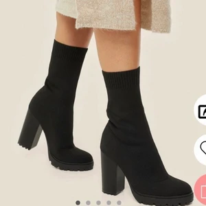 Svarta klackskor - Säljer min klackar från Nelly (biancas kollektion) då dem används för lite. Inga märken eller smuts på dem. Storlek 38⚡️⚡️⚡️