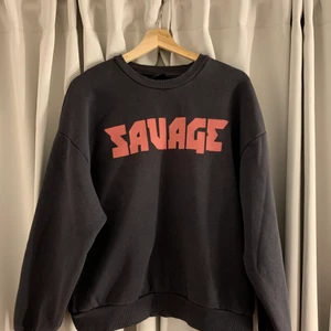 SAVAGE sweatshirt - Gina tricot strl M - Jätte mysig mörkgrå sweatshirt med SAVAGE skrift från Gina tricot🖤🖤🖤 använd max 4 gånger och tvättad ändast med låg temperatur och ytterst lite tvättmedel och är därför i otroligt bra skick😎 