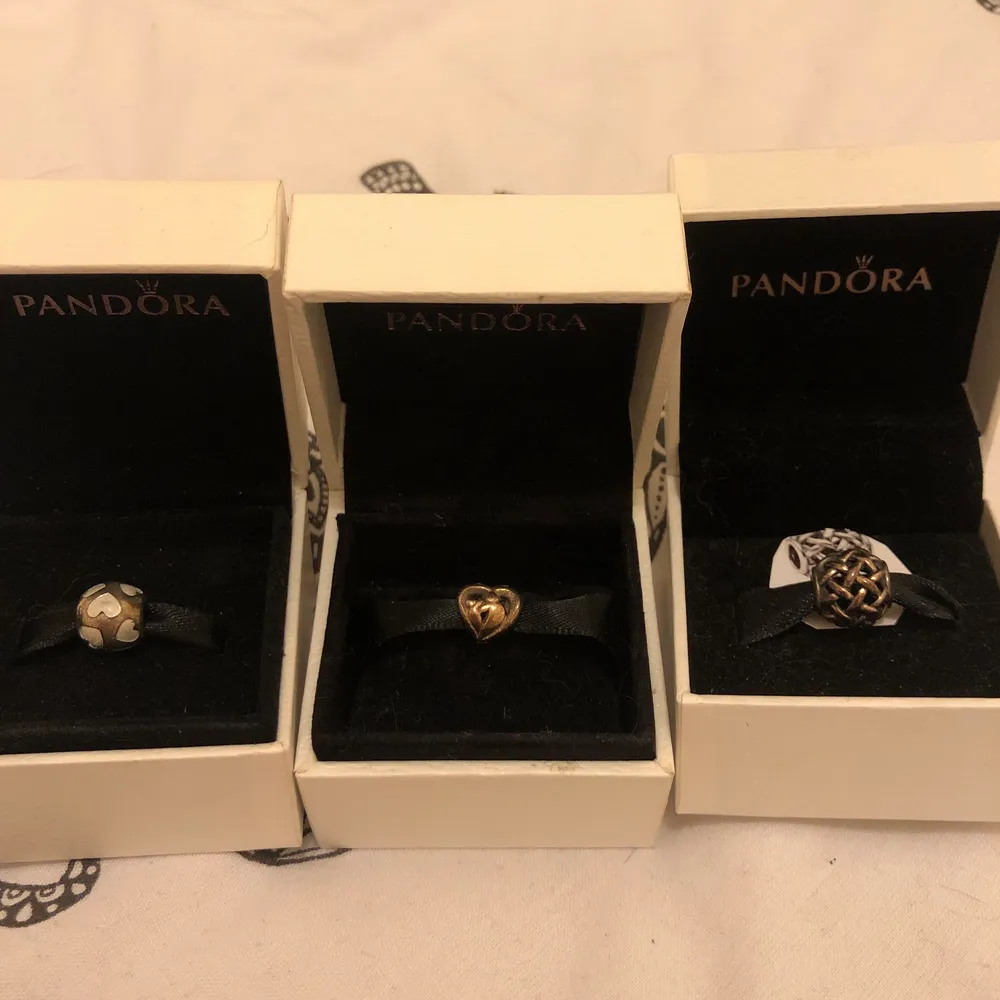 Pandora charms comes in original box & bag silver s925ale prices are from £20 each or will do bundle deals . Accessoarer.