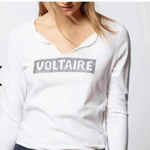 Zadig Voltaire Tröja med strass - Snygg och stilren långärmad tröja från Zadig Voltaire med strass. Använd få gånger och finns inga tecken på slitningar osv. 
