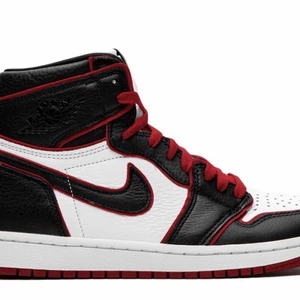 Skitsnygga jordans bloodline - !30kr mellan varje bud! Skitsnygga jordans bloodline i storlek 40!💕 1000kr+frakt💕  Har lådan kvar! Dem är såklart äkta! Ganska tjocka så den passar perfekt till höst/vinter/vår. Skriv för fler bilder. Passar allt från 38(jag har 38) till 40. Inte använt så mycket! Köptes för 5500kr kan också försöka leta upp stockX ”lappen/ pinn”