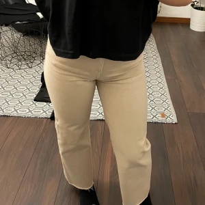 Beige färgade jeans, storlek xxs  - Beige färgade jeans i storlek XXS, stora i storleken, skulle passa XS bra också, jag är vanligtvis S💓