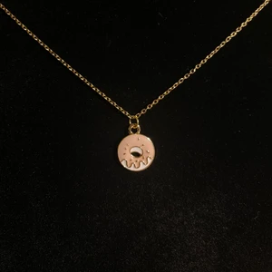 Halsband med donut - Halsband i rostfritt stål. Guldpläterad samt emaljerad berlock💗  Fri frakt✨