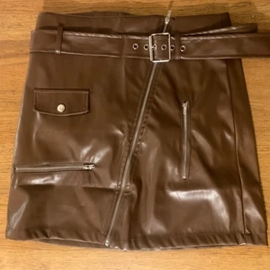 Skinnkjol - Helt ny beställd från Shein!! Skitsnygg men är tyvärr för liten för mig! Strl M men skulle säga mer än S/XS, sitter ganska tajt i bak. Köpare står för frakt💞