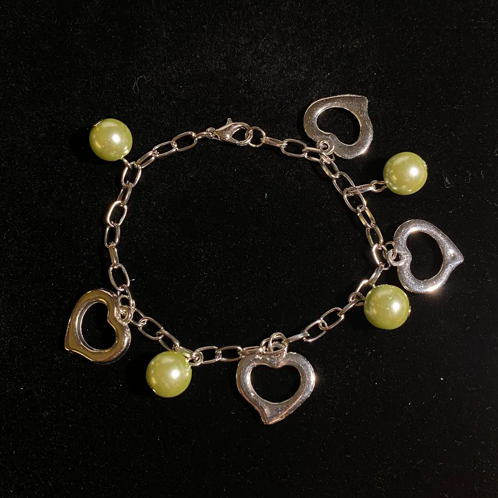 Armband i silver med gröna pärlor och hjärtan💚 Fri frakt✨. Accessoarer.