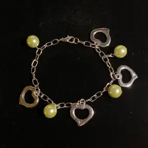 Armband i silver med gröna pärlor och hjärtan💚 Fri frakt✨