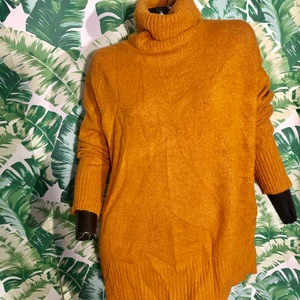 Y.A.S. skalbaggtröja - Lång skalbaggtröja. Den innehåller även ull. Företaget Y.A.S. Bröst och höfter 126cm, längd 70cm.