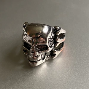 Dödskalle ring - Kommer ej längre till användning därav säljes. Denna ringen rostar. Annars snygg för övrigt! 18 mm i diameter. Köp nu 💯