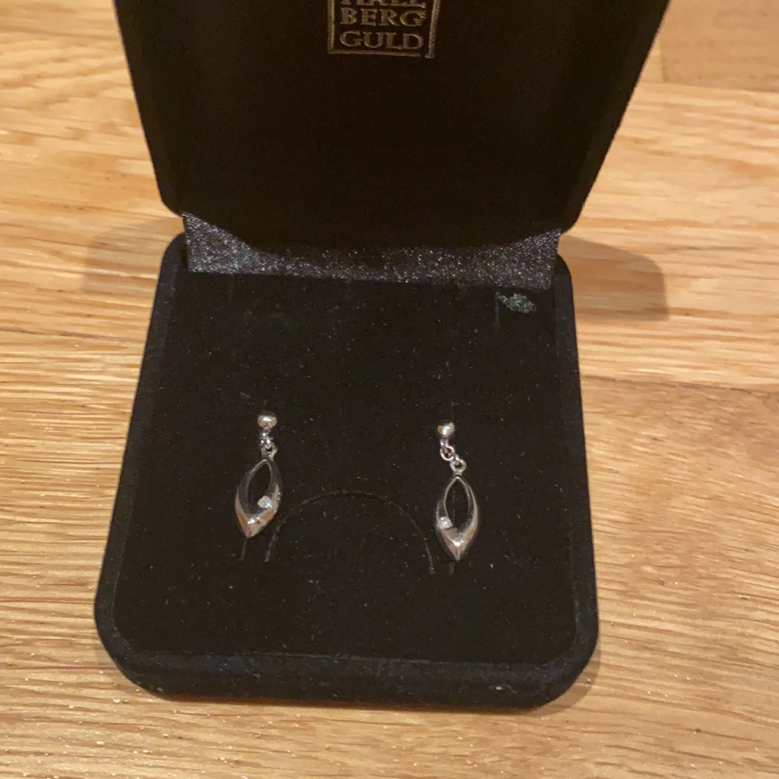 Silverörhängen till salu