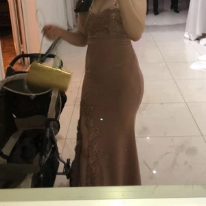 800kr - Säljer min fina festklänning pga ej min storlek längre , strl 36 men kan passa en liten 38 , kan absolut tänka mig att gå ner i pris , nypriset :1200