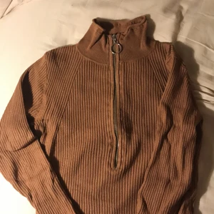 Tröja - Fin brun/beige tröja med dragkedja strl xs men passar s och kanske m också beroende på hur man vill att den ska sitta