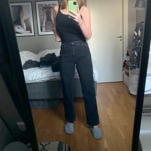 Svarta jeans ifrån Monki i storlek 30! Säljer pga att de är llte för stora vid rumpan. Perfekt längd för mig som är 177cm, Slutar vid anklarna. 