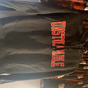 “Unstoppable” hoodie från Ginatricot - Svart hoodie med tryck från Ginatricot. Säljes då den inte kommer till användning. 