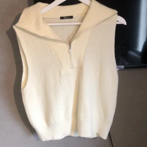 Helt oandvänd Gina tricot väst  - Helt oandvänd Gina tricot väst i storlek s. Jätteskönt material och superbra passform!