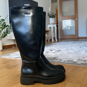 Boots - Intressekoll på mina fina stövlar från HM, aldrig använda bara testade. Sitter jätte fint och jätte bekväma. Skriv till mig vid fler frågor🥰