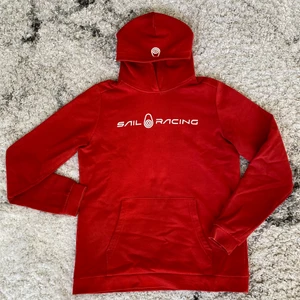 Sail Racing hoodie - Sail Racing hoodie Storlek 170 Använd men i bra skick och inga fel på den. Skriv pm för frågor eller annat :)