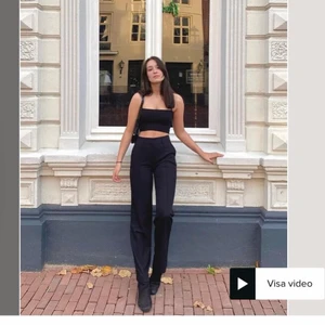 Klassiska kostymbyxor med slits bak - Superfina svarta kostymbyxor från Nakd med slits bak! Sitter som en smäck och är supersköna! Jag har sprättat upp där nere på byxorna så de blivit längre men inget som syns. Storlek 34, svarar mer än gärna på frågor och skickar bilder på byxorna 💓💓💓💓