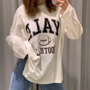 vit tröja ⚡️ - säljer denna vita tröja från h&m. endast använd en gång så i nyskick. kommer tyvärr inte till användning. köparen står för frakt. pris kan såklart diskuteras 💕 🛍 ⚡️