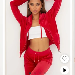 Juicy couture kofta❤️‍🔥 - Säljer denna supersnygga kofta från juicy! Säljer då den va lite för liten för mig och hade behövt en större storlek. Använd 2-3 gånger så i nyskick. Säljer för 650kr men vid snabbaffär kan jag gå ner i pris. Original pris 1100kr💞