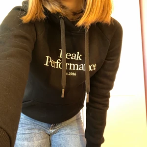Peak performance hoodie  - Säljer dena äkta Peak Peformance hoodie♥️ jätte skön o snygg♥️ använd fåtal gånger♥️ skriv vid frågor eller intresserad 