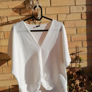 Vit blus med knut strl M - Vit blus från Ginatrikot, nyskick, strl M. Skriv för mer info, 