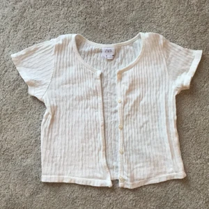 Tröja - En söt tröja från Zara!💕 den kom tyvärr inte till någon använing ( köparen står för frakt)