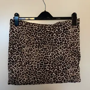 Leopard kjol i storlek M 