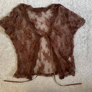 kortärmad lace kofta - säljer denna så söta kortärmade toppen i lace! kommer tyvärr inte till användning! först till kvarn ^^