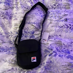 Fila väska - Säljer min helt oanvända Fila väska då jag aldrig använt/använder den. Prislappen är kvar som man ser på bilden.