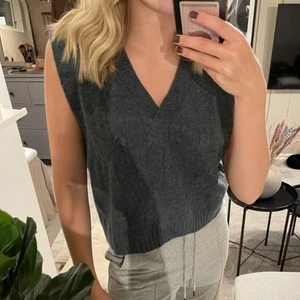 Grå stickad väst - Jättefin väst i jätteskönt material. Nästan aldrig använd.