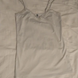 Ett vitt linne ifrån vero moda - Ett vitt linne med spets från Vero Moda st xs/s