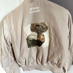 Ariana Grande jacka - aldrig använd